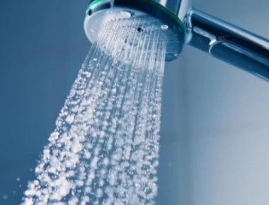 Ντους το πρωί ή το βράδυ; - Τι κερδίζετε σε κάθε περίπτωση (βίντεο)